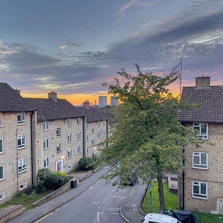 Beautiful 3-Bed Apartment At Swiss Cottage Лондон Экстерьер фото
